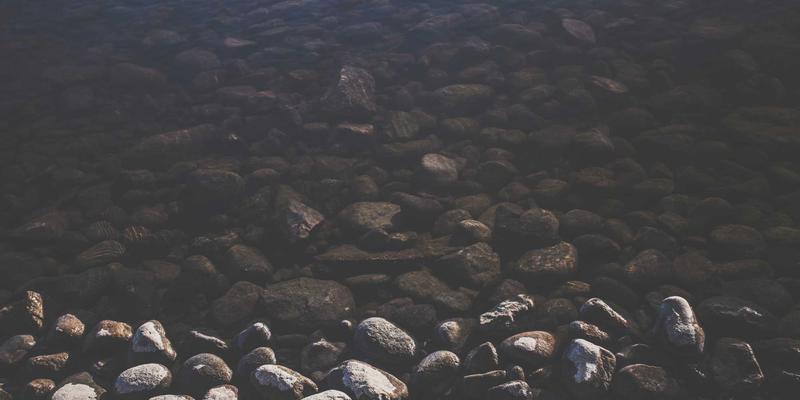 登山杖碳纤维vs铝合金：谁才是户外徒步的终极选择？